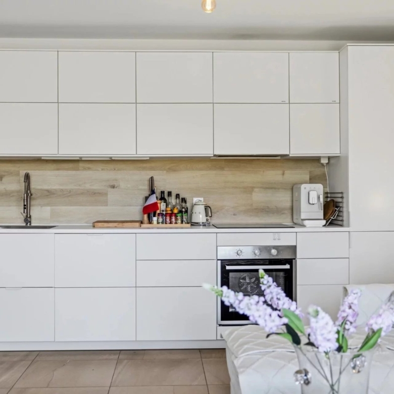 GOLFE-JUAN : Appartement moderne 3 pièces avec piscine et double garage