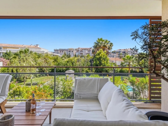 GOLFE-JUAN : Appartement moderne 3 pièces avec piscine et double garage