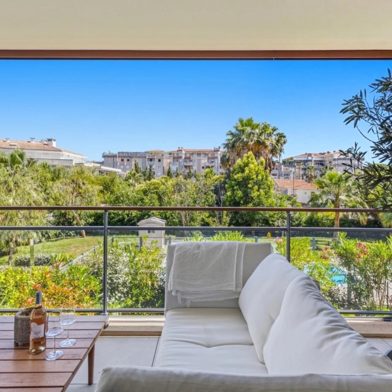 GOLFE-JUAN : Appartement moderne 3 pièces avec piscine et double garage