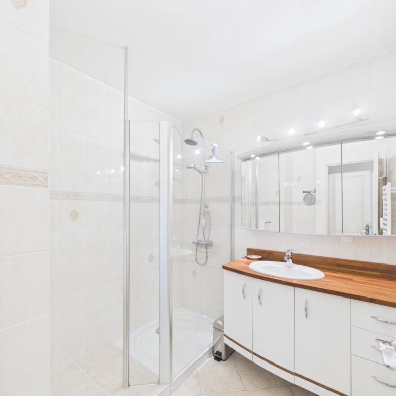 APPARTEMENT 52 M² TRAVERSANT AVEC BALCON ET LOGGIA – PROCHE PLAGES ET COMMODITÉS
