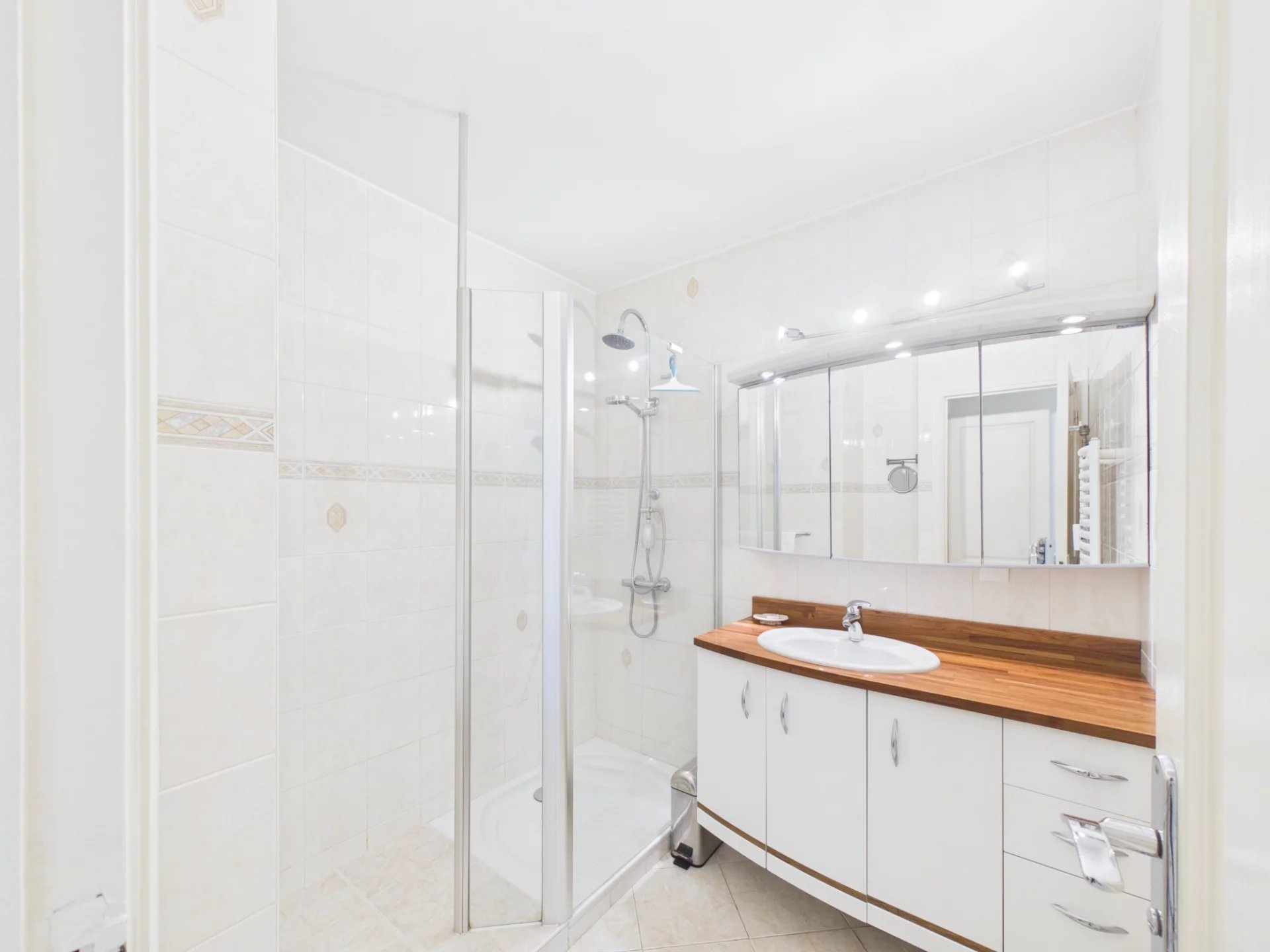 APPARTEMENT 52 M² TRAVERSANT AVEC BALCON ET LOGGIA – PROCHE PLAGES ET COMMODITÉS