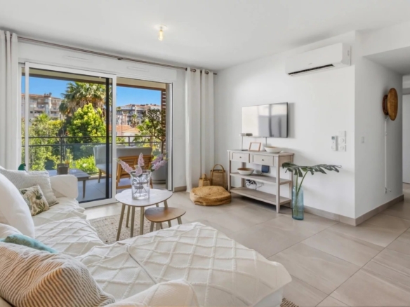 GOLFE-JUAN : Appartement moderne 3 pièces avec piscine et double garage
