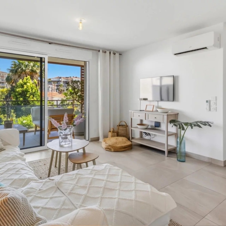 GOLFE-JUAN : Appartement moderne 3 pièces avec piscine et double garage
