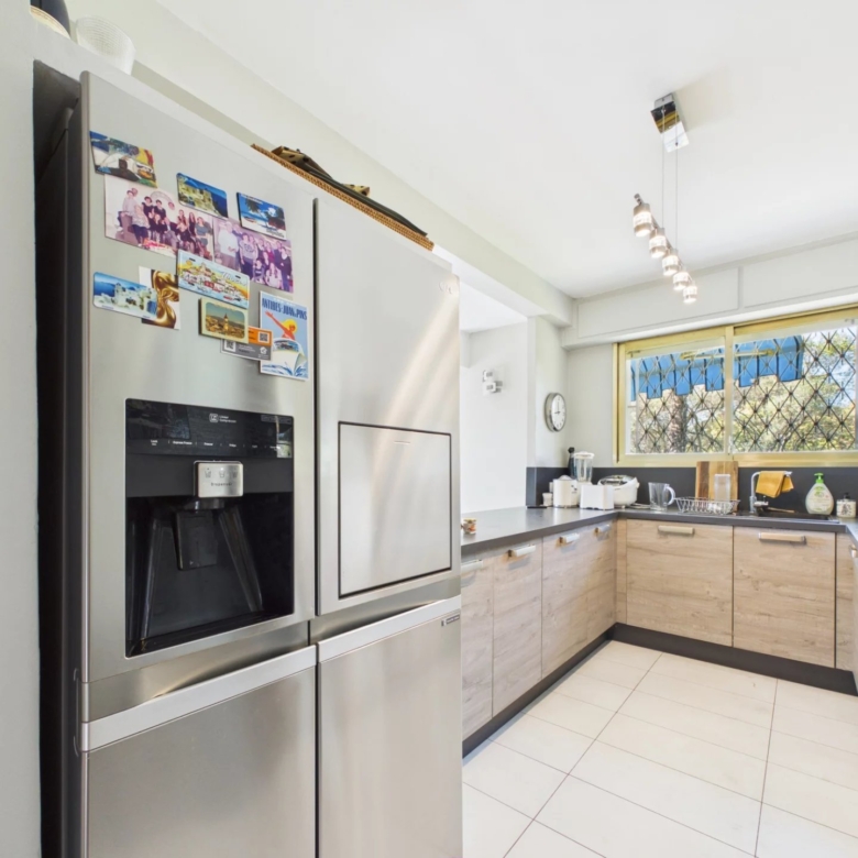 Appartement 4 pièces d’angle avec vaste terrasse – Résidence Parc et Piscine – Garage en sous-sol