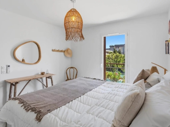 GOLFE-JUAN : Appartement moderne 3 pièces avec piscine et double garage