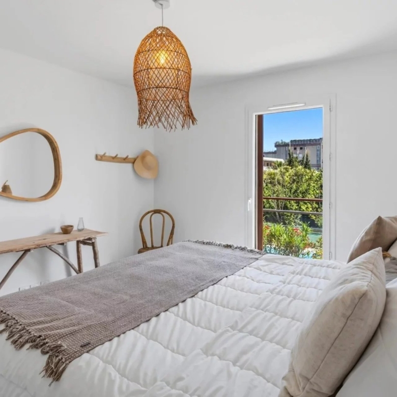 GOLFE-JUAN : Appartement moderne 3 pièces avec piscine et double garage