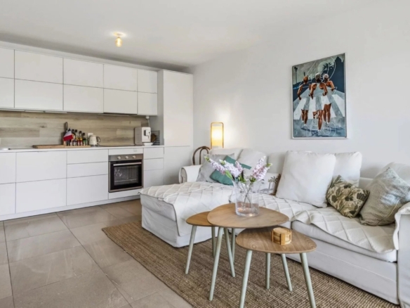 GOLFE-JUAN : Appartement moderne 3 pièces avec piscine et double garage