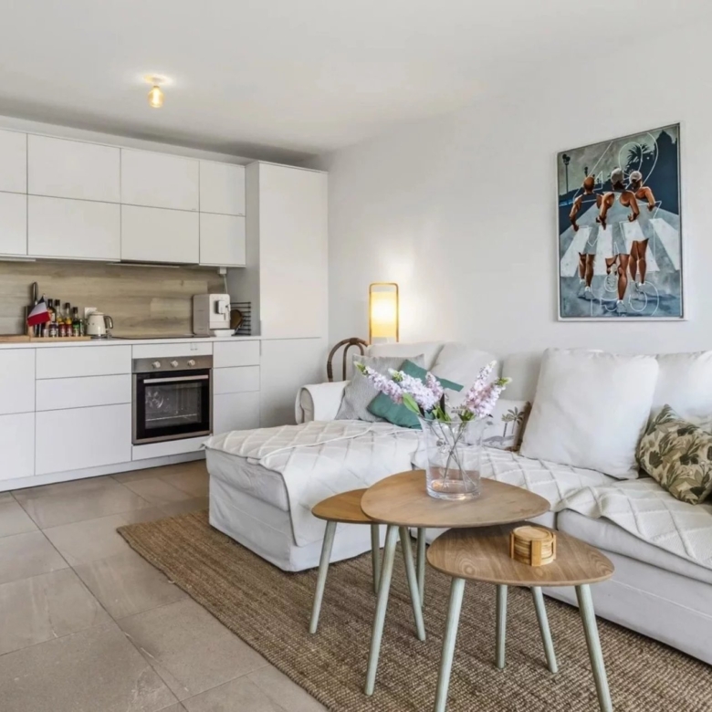 GOLFE-JUAN : Appartement moderne 3 pièces avec piscine et double garage