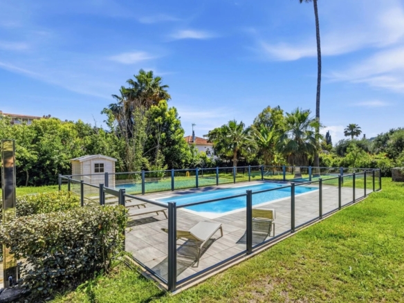 GOLFE-JUAN : Appartement moderne 3 pièces avec piscine et double garage