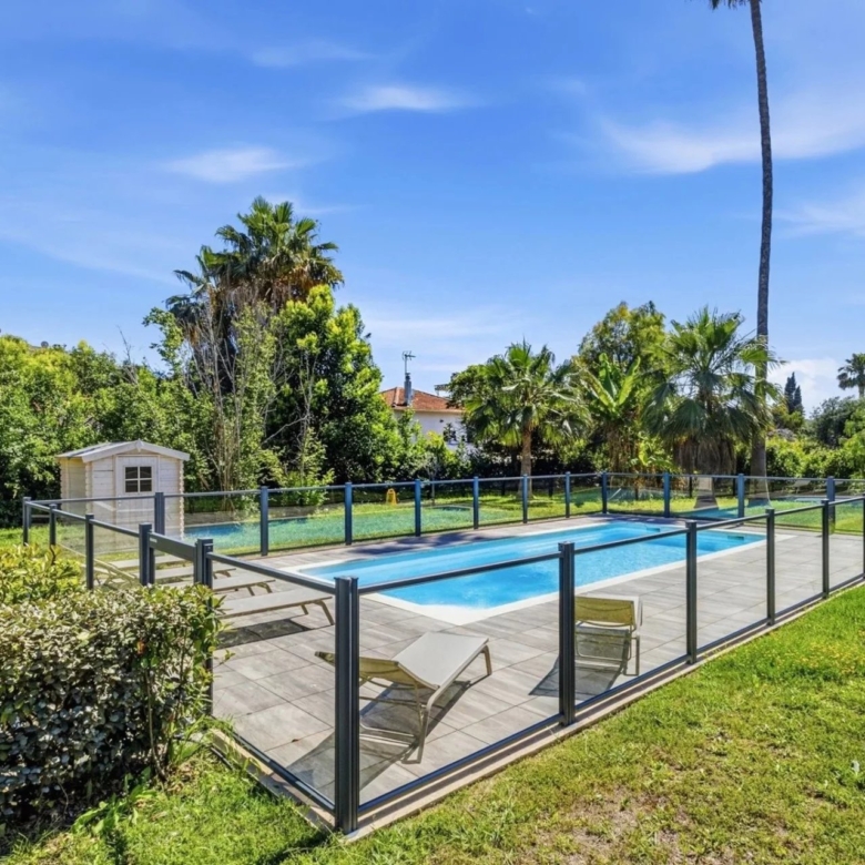 GOLFE-JUAN : Appartement moderne 3 pièces avec piscine et double garage