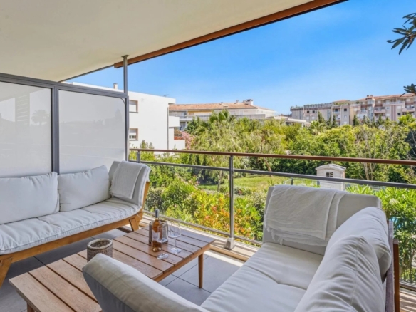 GOLFE-JUAN : Appartement moderne 3 pièces avec piscine et double garage