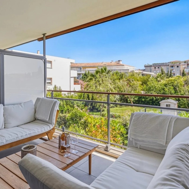 GOLFE-JUAN : Appartement moderne 3 pièces avec piscine et double garage