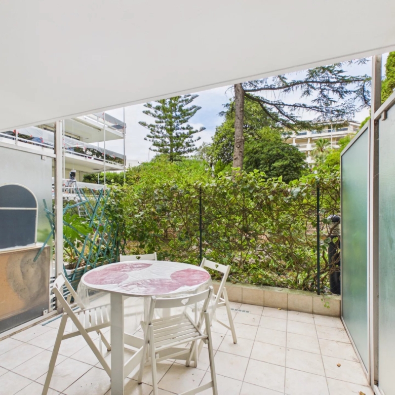 Studio de 29 m² en rez-de-chaussée avec terrasse – Résidence sécurisée avec piscine