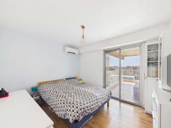 ANTIBES – QUARTIER DES COMBES – 3 PIÈCES D’ANGLE AVEC GRANDE TERRASSE, GARAGE ET CAVE
