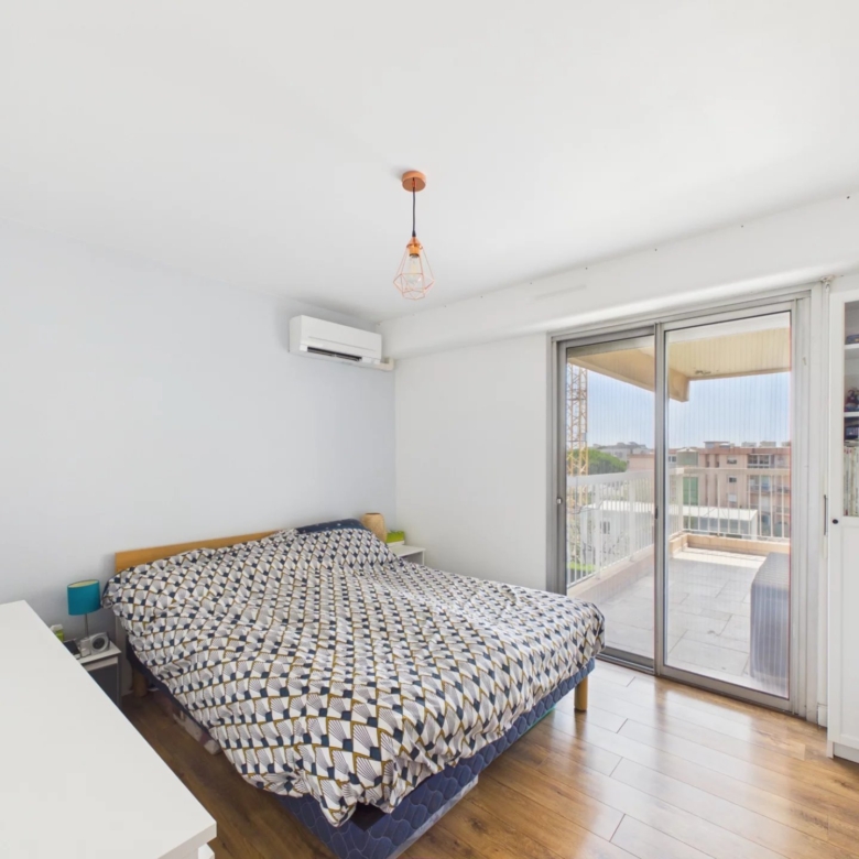 ANTIBES – QUARTIER DES COMBES – 3 PIÈCES D’ANGLE AVEC GRANDE TERRASSE, GARAGE ET CAVE