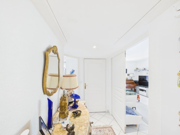 2 pièces d’angle avec vaste terrasse – Quartier Rostagne / Les Pins