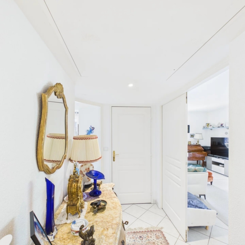 2 pièces d’angle avec vaste terrasse – Quartier Rostagne / Les Pins