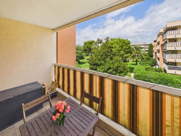 ANTIBES – QUARTIER DES COMBES – 3 PIÈCES D’ANGLE AVEC GRANDE TERRASSE, GARAGE ET CAVE