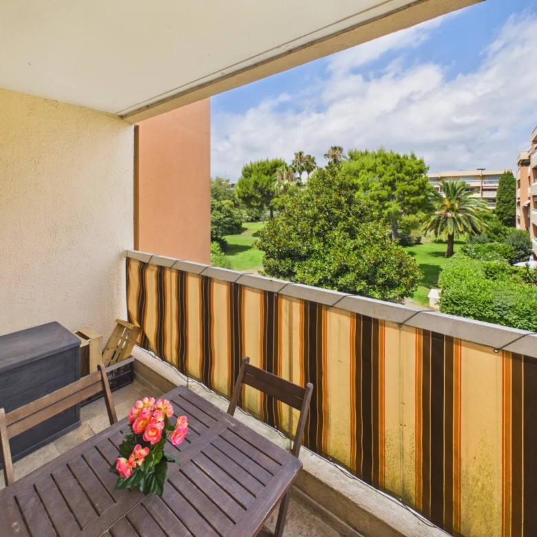 ANTIBES – QUARTIER DES COMBES – 3 PIÈCES D’ANGLE AVEC GRANDE TERRASSE, GARAGE ET CAVE