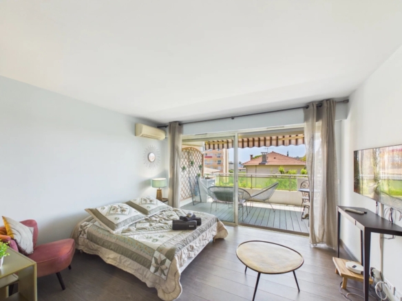 JUAN-LES-PINS BIJOU PLAGE – RENOVATED 32 m² STUDIO WITH TERRACE, PARKING & CELLAR
