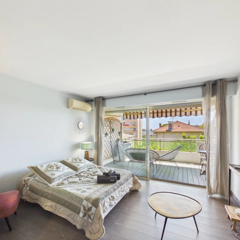 JUAN-LES-PINS BIJOU PLAGE – RENOVATED 32 m² STUDIO WITH TERRACE, PARKING & CELLAR