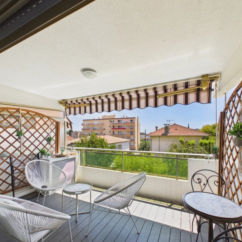 JUAN-LES-PINS BIJOU PLAGE – RENOVATED 32 m² STUDIO WITH TERRACE, PARKING & CELLAR