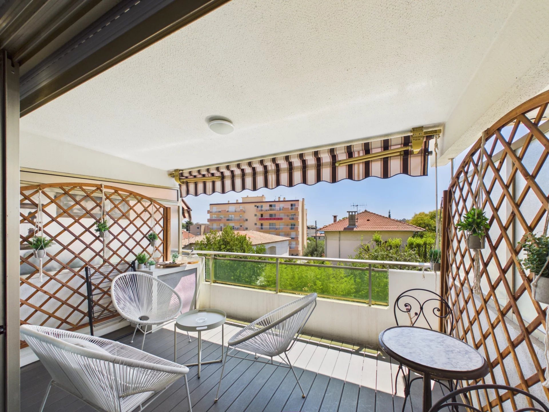 JUAN-LES-PINS BIJOU PLAGE – STUDIO RÉNOVÉ DE 32 m² AVEC TERRASSE, PARKING ET CAVE - Les Actes - Tanit Immobilier