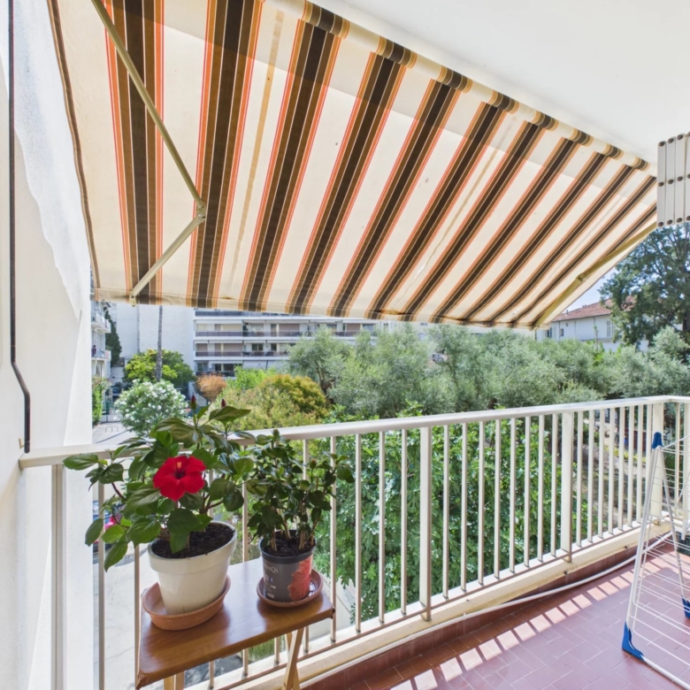 JUAN LES PINS 4 PIECES PROCHE GARE COMMERECES ET ECOLES