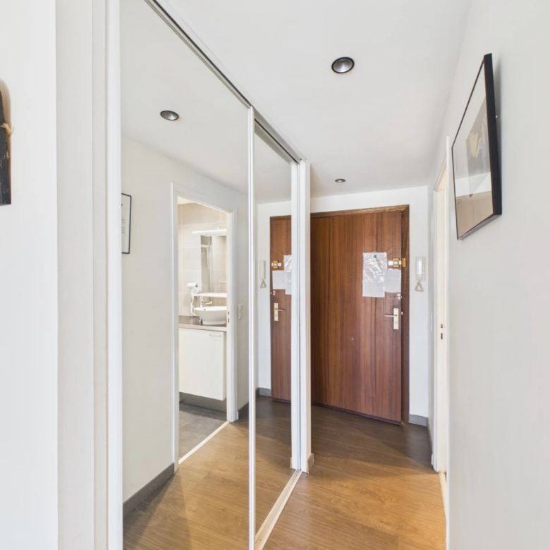 JUAN-LES-PINS BIJOU PLAGE – RENOVATED 32 m² STUDIO WITH TERRACE, PARKING & CELLAR