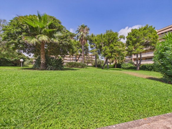 ANTIBES – QUARTIER DES COMBES – 3 PIÈCES D’ANGLE AVEC GRANDE TERRASSE, GARAGE ET CAVE
