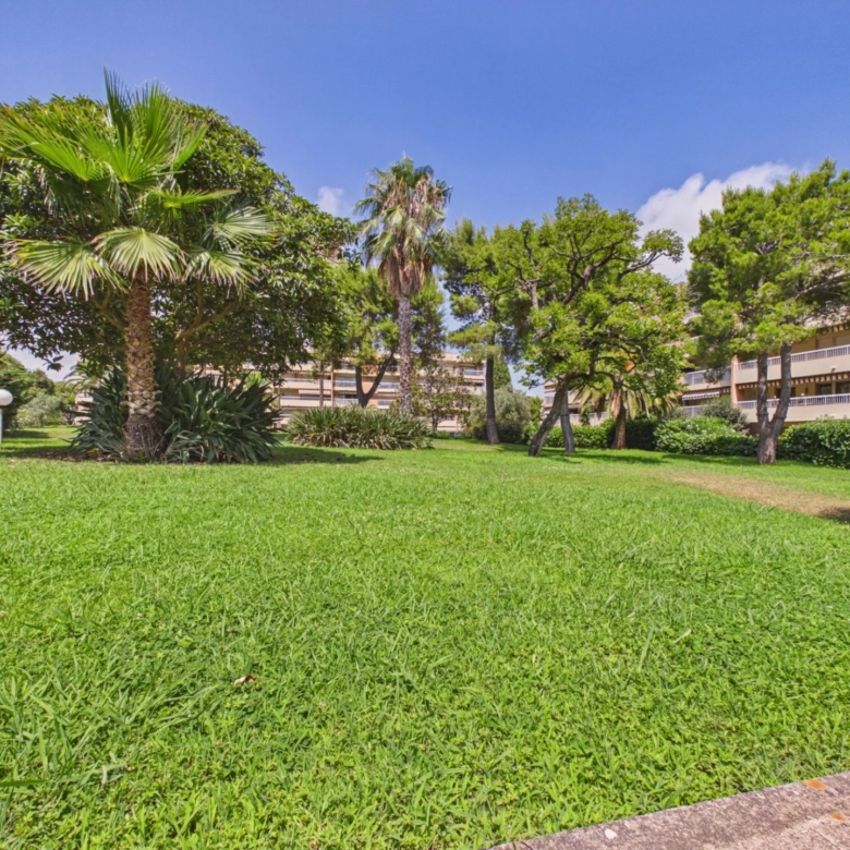 ANTIBES – QUARTIER DES COMBES – 3 PIÈCES D’ANGLE AVEC GRANDE TERRASSE, GARAGE ET CAVE