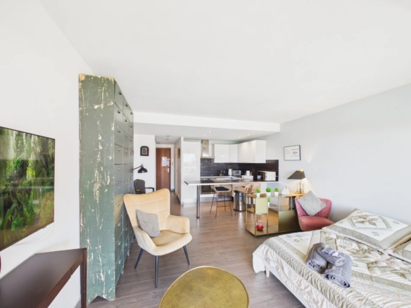 JUAN-LES-PINS BIJOU PLAGE – RENOVATED 32 m² STUDIO WITH TERRACE, PARKING & CELLAR