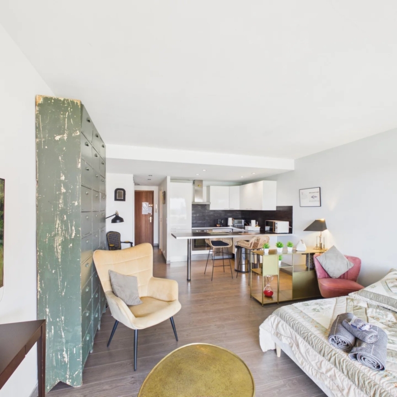 JUAN-LES-PINS BIJOU PLAGE – RENOVATED 32 m² STUDIO WITH TERRACE, PARKING & CELLAR