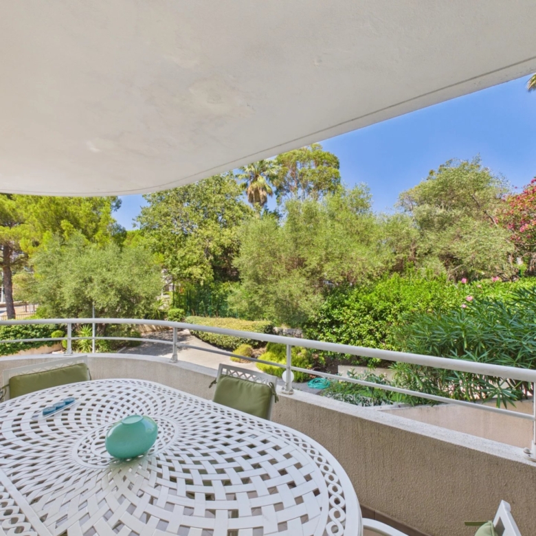 2 pièces d’angle avec vaste terrasse – Quartier Rostagne / Les Pins