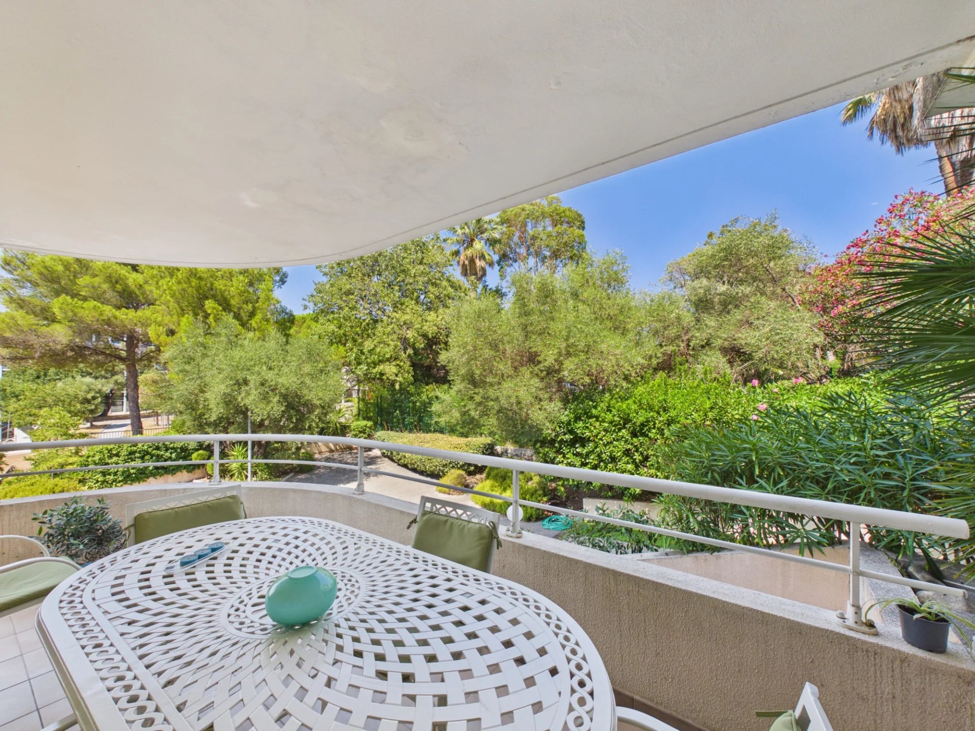 6777835819c7a4f07d2bde936689d31c_ac4bc64a36_1920-original.jpg 2 pièces d’angle avec vaste terrasse – Quartier Rostagne / Les Pins