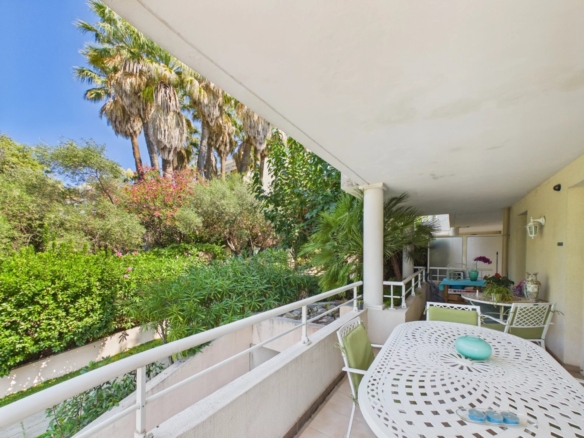 2 pièces d’angle avec vaste terrasse – Quartier Rostagne / Les Pins