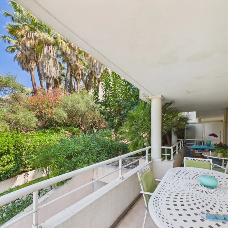 2 pièces d’angle avec vaste terrasse – Quartier Rostagne / Les Pins
