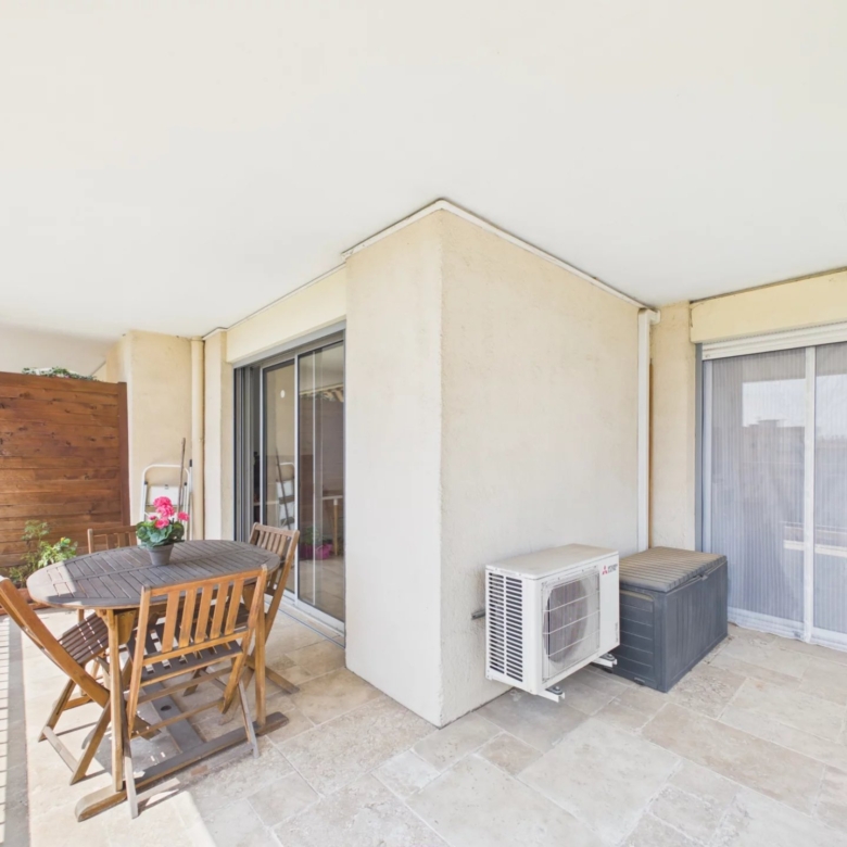 ANTIBES – QUARTIER DES COMBES – 3 PIÈCES D’ANGLE AVEC GRANDE TERRASSE, GARAGE ET CAVE