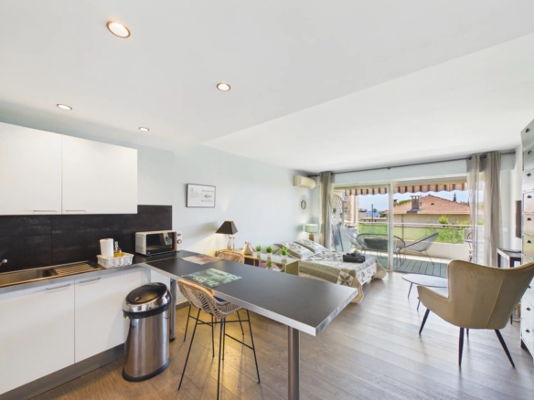 JUAN-LES-PINS BIJOU PLAGE – RENOVATED 32 m² STUDIO WITH TERRACE, PARKING & CELLAR