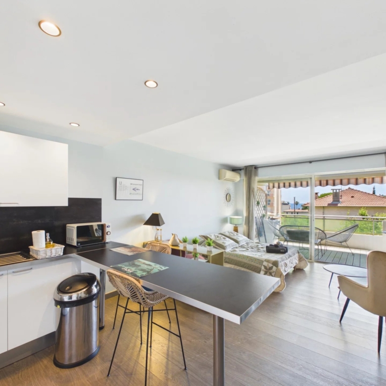 JUAN-LES-PINS BIJOU PLAGE – RENOVATED 32 m² STUDIO WITH TERRACE, PARKING & CELLAR