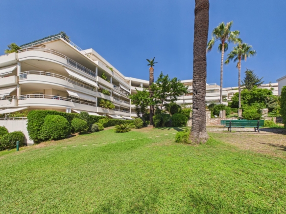 2 pièces d’angle avec vaste terrasse – Quartier Rostagne / Les Pins
