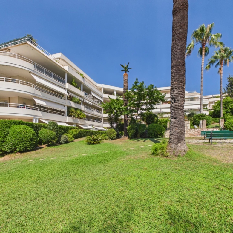 2 pièces d’angle avec vaste terrasse – Quartier Rostagne / Les Pins