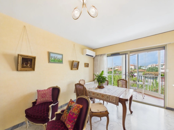 JUAN LES PINS 4 PIECES PROCHE GARE COMMERECES ET ECOLES