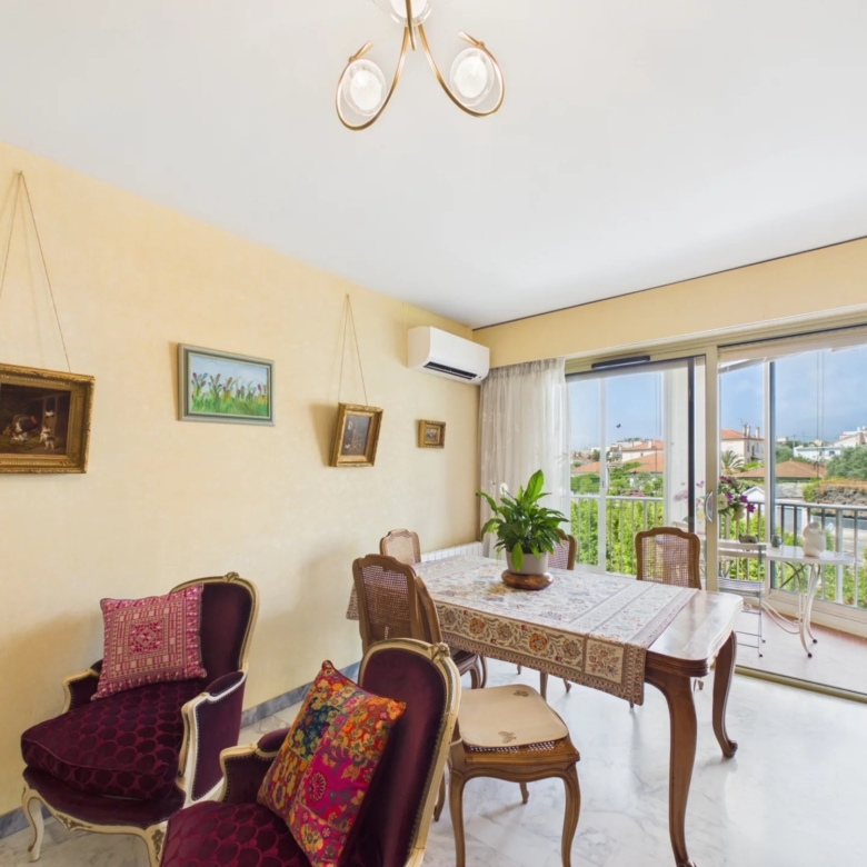 JUAN LES PINS 4 PIECES PROCHE GARE COMMERECES ET ECOLES