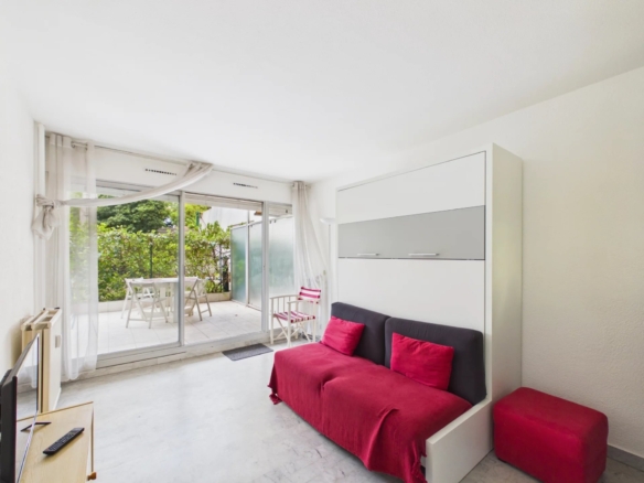 Studio de 29 m² en rez-de-chaussée avec terrasse – Résidence sécurisée avec piscine