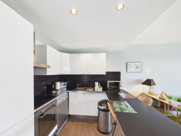 JUAN-LES-PINS BIJOU PLAGE – RENOVATED 32 m² STUDIO WITH TERRACE, PARKING & CELLAR