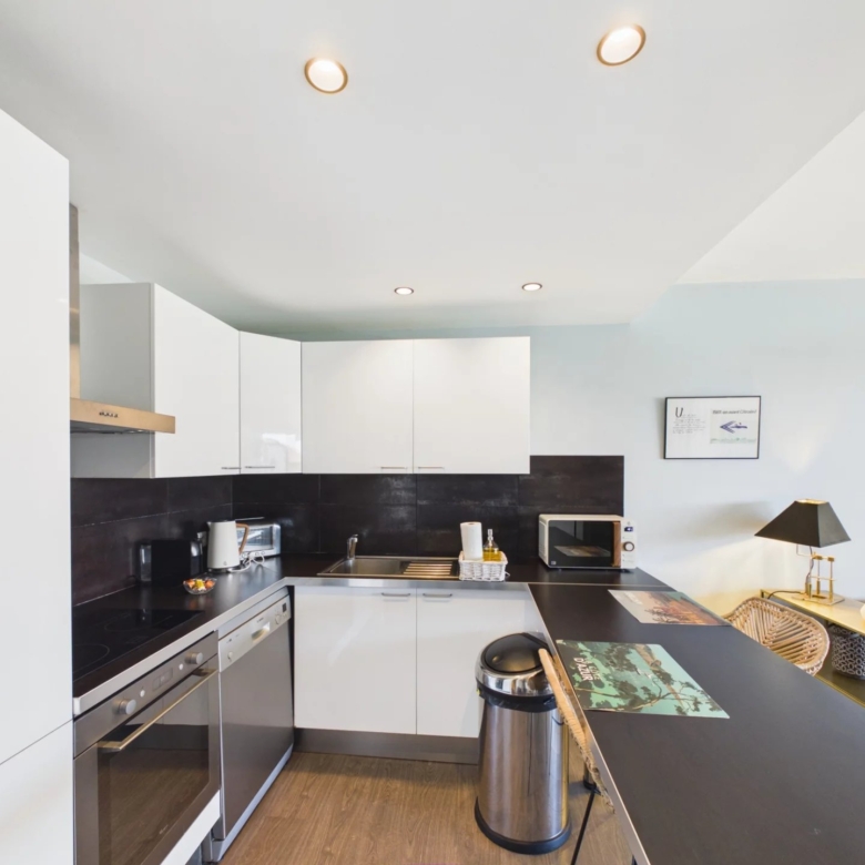 JUAN-LES-PINS BIJOU PLAGE – RENOVATED 32 m² STUDIO WITH TERRACE, PARKING & CELLAR