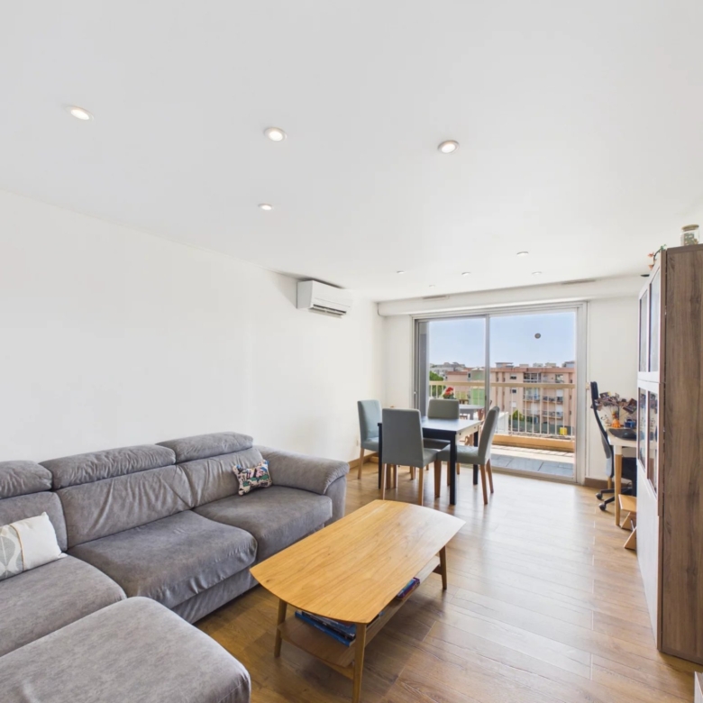ANTIBES – QUARTIER DES COMBES – 3 PIÈCES D’ANGLE AVEC GRANDE TERRASSE, GARAGE ET CAVE