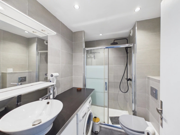 JUAN-LES-PINS BIJOU PLAGE – RENOVATED 32 m² STUDIO WITH TERRACE, PARKING & CELLAR