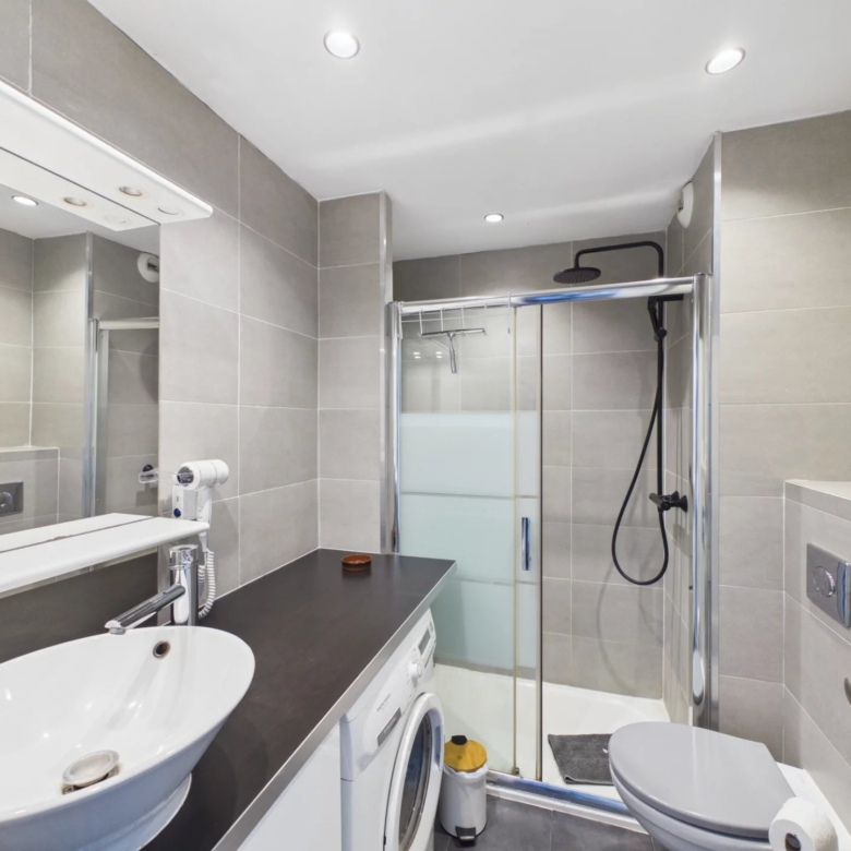 JUAN-LES-PINS BIJOU PLAGE – RENOVATED 32 m² STUDIO WITH TERRACE, PARKING & CELLAR
